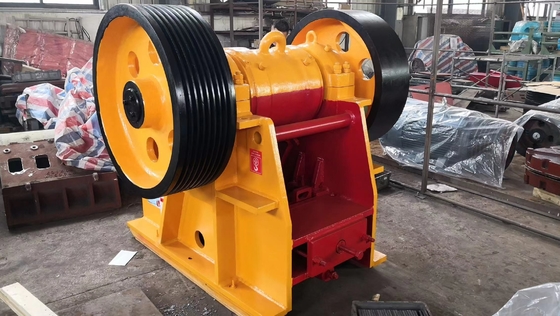 Gelbe und weiße Shanbao-Zerkleinerungsmaschine PET-Reihe und 10 x 36 Backenbrecher-Stein Gray Mining Rock Crusher Construction