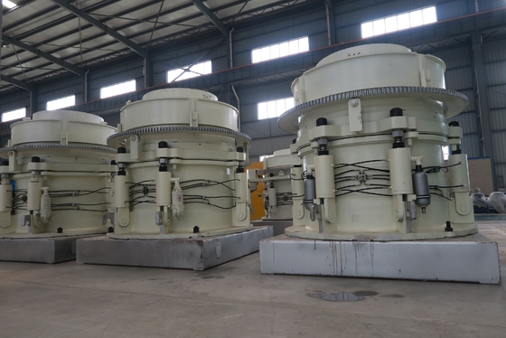 Hydraulischer Steinbrecher des Kegelbrechers HPT300 benutzt im Steinbruch und in Bergbaubereich