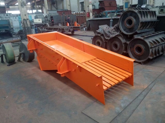 800mm unausgeglichener Bewegungsvibrierende Zufuhr-Maschine 7.5Kw*2 für den Steinbruch, der Linie zerquetscht